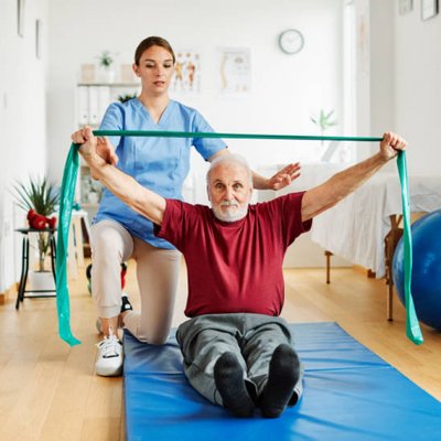 Profissional de fisioterapia atendendo uma pessoa idosa